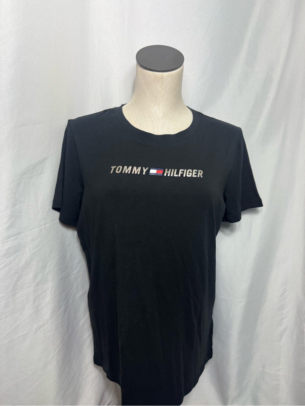 Tommy Hilfiger women’s Black Logo Crew Neck T-Shirt Y2K style casual NWT Medium